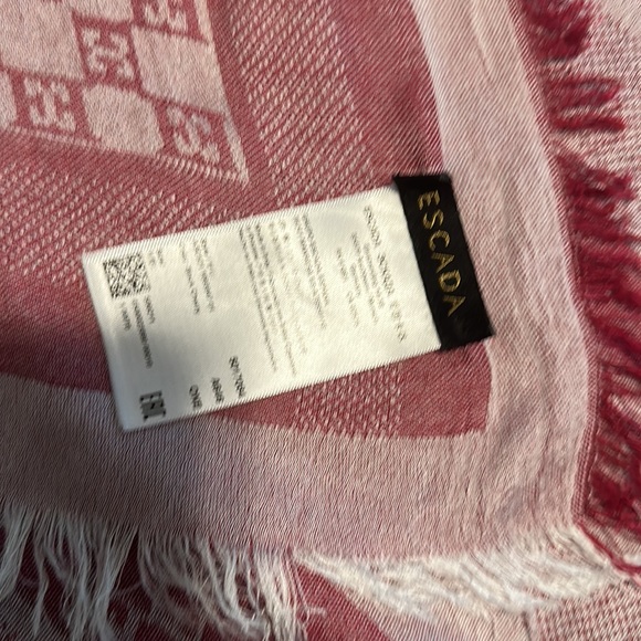 Escada scarf/wrap - Picture 6 of 9